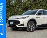Un SUV bianco moderno, pronto per le mg auto recensioni. La scritta "Perché comprarla" e un punto interrogativo blu sul lato sinistro invitano a scoprire di più.
