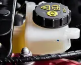 Serbatoio liquido freni auto, pronto per il cambio olio freni. Livello MAX visibile.