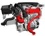 Motore Mercedes Classe A con turbocompressore e sistema di raffreddamento rossi.