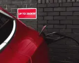 Rosso Tesla in carica rapida, fino a 250kW. Il tempo ricarica Tesla è ridotto grazie a questa potenza.