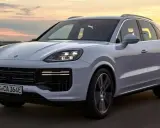 Porsche Cayenne, un SUV potente come cento cavalli, sfreccia al tramonto.