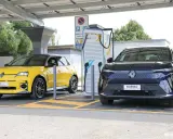 Due auto elettriche, una gialla e una blu, in carica presso una colonnina. Un'immagine che rappresenta la mappa colonnine ricarica auto elettriche Italia.