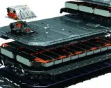 Dettaglio esploso di un pacco batterie per veicoli elettrici, mostrando la disposizione dei moduli e dei componenti interni. Queste batterie allo stato solido promettono maggiore sicurezza ed efficienza.