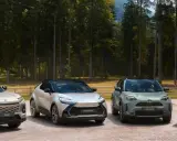 Quattro modelli Toyota, RAV4, C-HR, Yaris Cross e Corolla Cross, in un paesaggio boscoso.