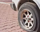 Gomma a terra sul pavé. Impara come smontare una gomma dal cerchio per risolvere il problema.