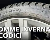 Dettagli sul fianco di un pneumatico: dimensioni 225/40R18, indice di carico 92Y, "Extra Load" e simboli M+S. Guida ai codici gomme 4 stagioni.