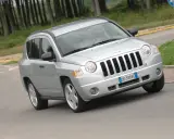 Jeep Compass in argento su strada sterrata, forse con qualche problema di trazione.