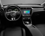 Interni dell'MG ZS: volante multifunzione, cruscotto digitale, schermo touchscreen centrale e sedili in pelle nera.