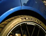 Gomme Michelin Pilot Sport su cerchio AMG di un'auto blu scintillante.