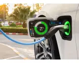 Auto elettrica in carica, con display al 78%. Un futuro sostenibile in Veneto, con il bollo auto elettriche che incentiva la transizione ecologica.
