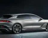 La Denza Z9 GT, un'elegante berlina sportiva color argento, mostra le sue linee aerodinamiche e i fari posteriori a LED distintivi.