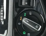 Manopola luci auto con simbolo fendinebbia anteriore illuminato.