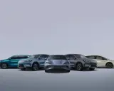 Cinque auto elettriche, tra cui una BYD Seal, in diverse tonalità di blu, grigio e beige, su uno sfondo neutro.