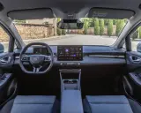 Interni MG4: volante, cruscotto digitale e ampio display centrale. Sedili comodi e finiture moderne.