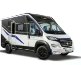 Camper elettrico bianco e nero con dettagli blu, pronto per avventure ecologiche.