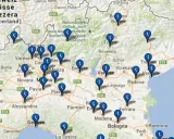 Mappa con segnaposto blu a forma di fulmine che indicano la posizione di colonnine elettriche in autostrada tra Svizzera e Italia.