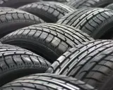 Pile di pneumatici, un simbolo di gomme 4 stagioni pronte ad affrontare ogni condizione climatica.