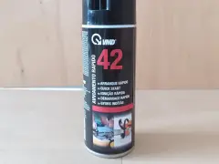 Spray avviamento motore VMD 42, per un rapido avvio di motori difficili. Mostra immagini di un motore e una motosega.