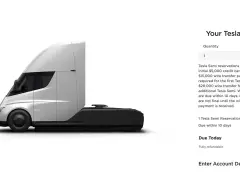 Il camion Tesla Semi, con un deposito iniziale di $5.000, mostra il prezzo e i dettagli di prenotazione.