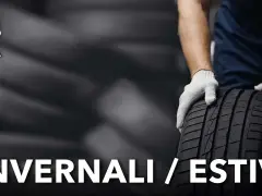 Guida: cambio gomme invernali in estate. Mani guantate tengono un pneumatico.