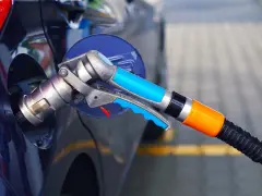 Un'auto blu viene rifornita di GPL. L'erogatore è inserito nella porta di rifornimento, pronto a riempire il serbatoio per il suo motore gpl.