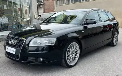 Audi A6 C6 Avant nera, elegante e sportiva, con cerchi in lega argentati.