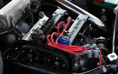 Motore elaborato con coperchio valvole "16 VALVE", candele rosse e pulegge. Un aggiornamento centralina auto potrebbe ottimizzare queste prestazioni.