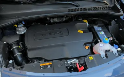Motore MultiJet di un'auto compatibile con biodiesel. Componenti visibili: batteria, filtro aria, serbatoio liquido raffreddamento.