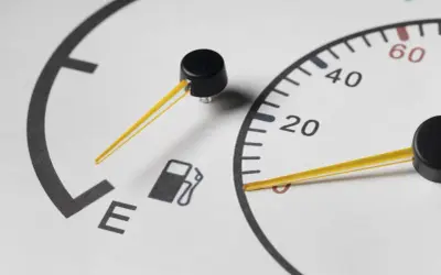 Indicatore di benzina esaurita, con la lancetta sull'E. La spia del serbatoio vuoto è accesa.