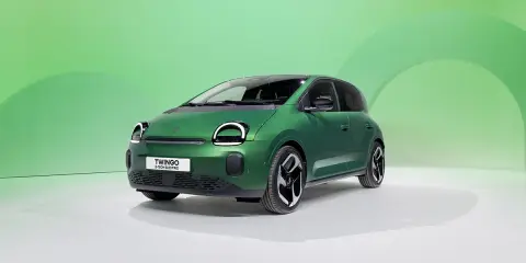Un'auto utilitaria verde brillante, la Renault Twingo E-Tech Electric, posizionata su uno sfondo verde sfumato.
