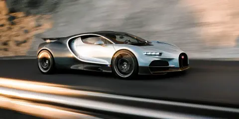 Bugatti Tourbillon sfreccia su una strada, con scie luminose che ne accentuano la velocità.