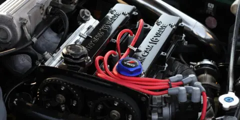 Motore elaborato con coperchio valvole "16 VALVE", candele rosse e pulegge. Un aggiornamento centralina auto potrebbe ottimizzare queste prestazioni.