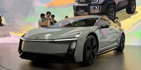 Concept car Toyota Corolla 2026, un'auto elettrica dal design futuristico con linee affilate e luci a LED.