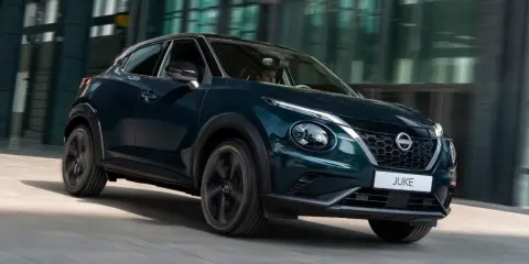 Nissan Juke 2026, un SUV compatto dal design audace, sfreccia in città.
