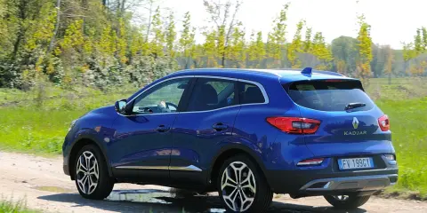 Renault Kadjar 1.5 dCi 110cv blu su sterrato. Nonostante la sua eleganza, alcuni proprietari segnalano renault kadjar 1.5 dci 110cv problemi.