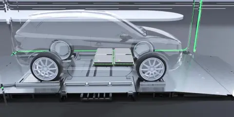 Un'auto elettrica trasparente su una piattaforma, con due pacchi batteria visibili sotto il pianale. Il sistema di battery swap è pronto.