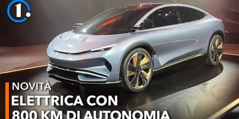 La nuova auto elettrica con 800 km di autonomia, un concept futuristico con cerchi dorati e linee aerodinamiche.