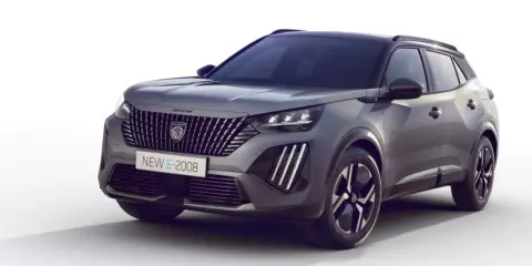 Nuova Peugeot E-2008, SUV elettrica dal design audace, pronta a stupire con la sua autonomia.