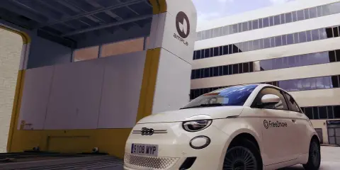 Fiat 500 elettrica pronta per la ricarica rapida alla stazione Ample. La sua batteria è il cuore pulsante della mobilità sostenibile.