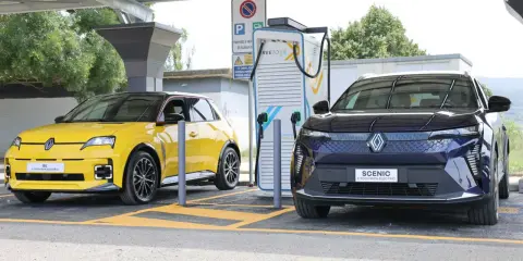 Due auto elettriche, una gialla e una blu, in carica presso una colonnina. Un'immagine che rappresenta la mappa colonnine ricarica auto elettriche Italia.