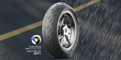 Pneumatico Michelin Power 2CT+ su strada bagnata, per le migliori gomme su bagnato.