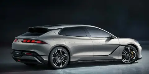 La Denza Z9 GT, un'elegante berlina sportiva color argento, mostra le sue linee aerodinamiche e i fari posteriori a LED distintivi.