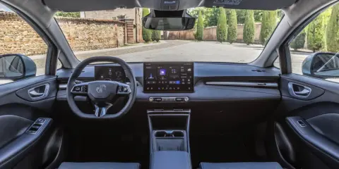 Interni MG4: volante, cruscotto digitale e ampio display centrale. Sedili comodi e finiture moderne.