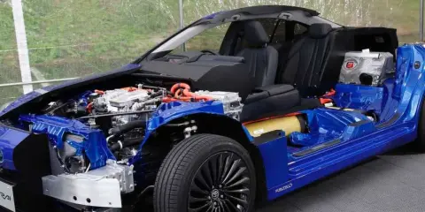 Sezione di un'auto a idrogeno, che mostra il sistema di celle a combustibile e il serbatoio.