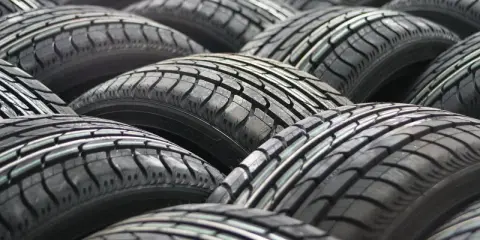 Pile di pneumatici, un simbolo di gomme 4 stagioni pronte ad affrontare ogni condizione climatica.