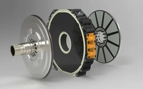 Componenti di un motore a flusso assiale: albero, statore nero con anello bianco e rotore a disco con magneti.