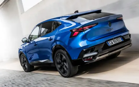 La nuova Renault Rafale blu elettrico sfreccia con stile, mostrando il suo design audace e moderno.
