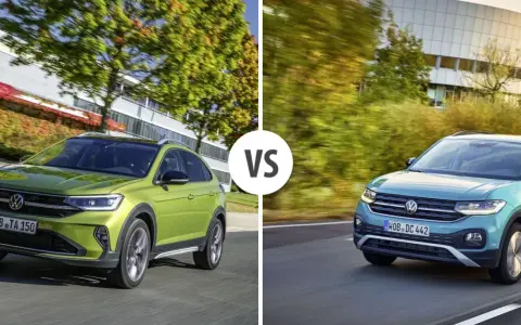 Due Volkswagen Nivus, una verde e una blu, si sfidano su strada.