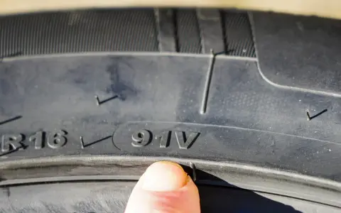 Dettaglio pneumatico con indice di velocità "V". Questo significa che posso montare pneumatici con indice di velocità superiore per una maggiore sicurezza.