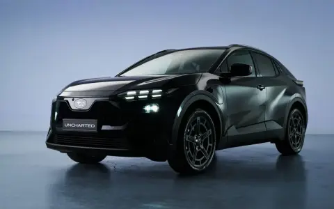 Subaru elettrica "Uncharted" nera, con fari a LED e logo Subaru sul frontale.